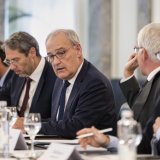 Le conseiller fédéral Guy Parmelin (au centre) a signé le plan d'action lors d'une deuxième table ronde sur les contrôles dans les exploitations agricoles. KEYSTONE/ALESSANDRO DELLA VALLE